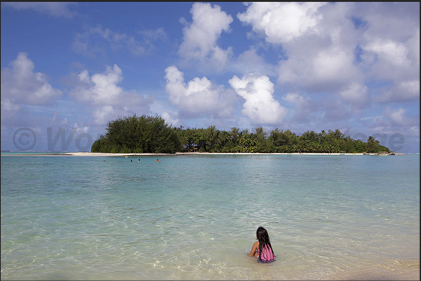 The presence of little islands on the barrier (northeast coast) create narrow pass in the reef used by fishermen to go in the ocean The presence of little islands on the barrier (northeast coast) create narrow pass in the reef used by fishermen to go in the ocean