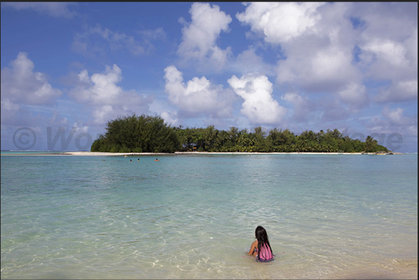 The presence of little islands on the barrier (northeast coast) create narrow pass in the reef used by fishermen to go in the ocean