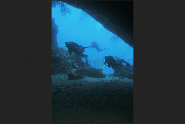 The caves of Sha ab Jbna Reef The caves of Sha ab Jbna Reef