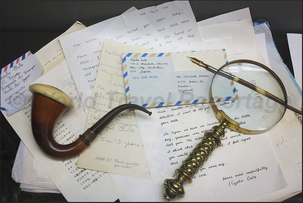 Some items typical of the character of Sharlock Holmes Some items typical of the character of Sharlock Holmes