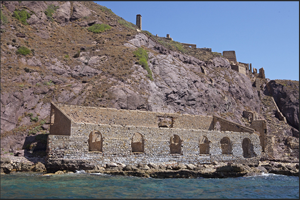 The cliffs between Masua Bay and Portoscuso. The ruins of the Lamarmora laundry where women and boys, washed the minerals