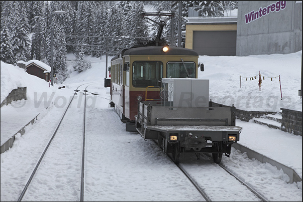 The railway station with double track that allows the passage of trains on a railway a single-track