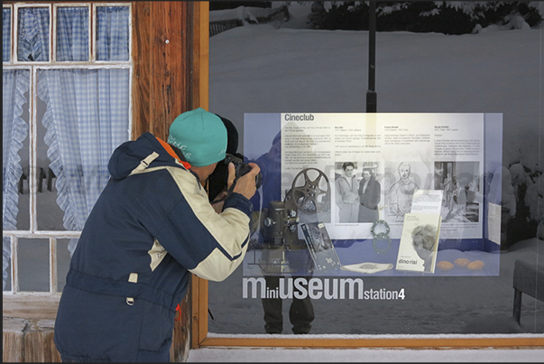 Along the streets, there are many windows that display the history of the village. The only Street Museum of the Swiss Alps