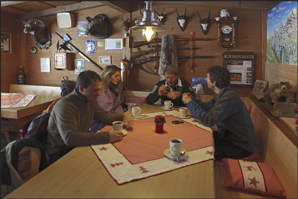 In the evening, tourists find themselves in taverns and restaurants for an hot chocolate or an aperitif before dinner