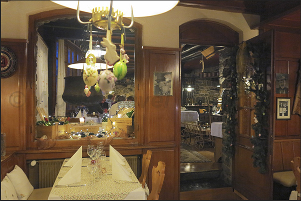 In the evening, tourists find themselves in taverns and restaurants for an hot chocolate or an aperitif before dinner
