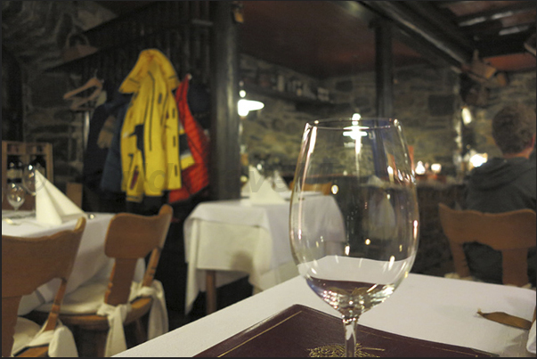 In the evening, tourists find themselves in taverns and restaurants for an hot chocolate or an aperitif before dinner In the evening, tourists find themselves in taverns and restaurants for an hot chocolate or an aperitif before dinner