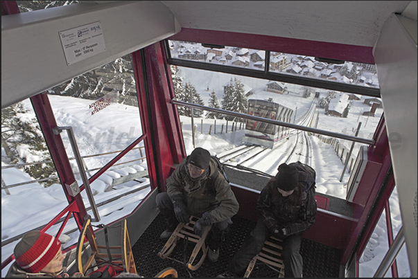 The train of Allmendhubel (1912 m) that leads to the toboggan slopes above Murren The train of Allmendhubel (1912 m) that leads to the toboggan slopes above Murren