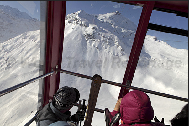 On the Schilthorn cable car to Piz Gloria, the refuge built in 1969 to turn some scenes of movie: 007 Service of Her Majesty On the Schilthorn cable car to Piz Gloria, the refuge built in 1969 to turn some scenes of movie: 007 Service of Her Majesty