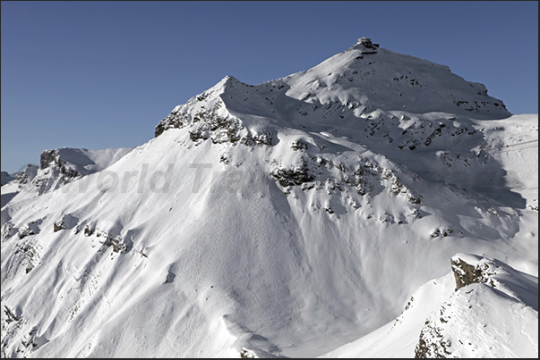 On the Schilthorn cable car to Piz Gloria the refuge built in 1969 to turn some scenes of movie: 007 in the service of Her Majesty