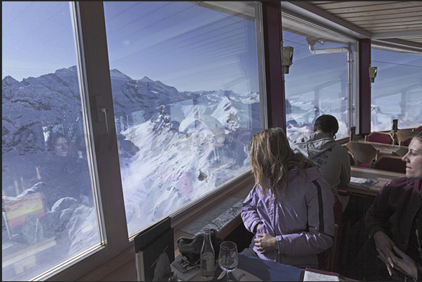 The revolving restaurant Piz Gloria built on the summit of Mount Schilthorn that in the film, was the headquarters of the Spectre The revolving restaurant Piz Gloria built on the summit of Mount Schilthorn that in the film, was the headquarters of the Spectre