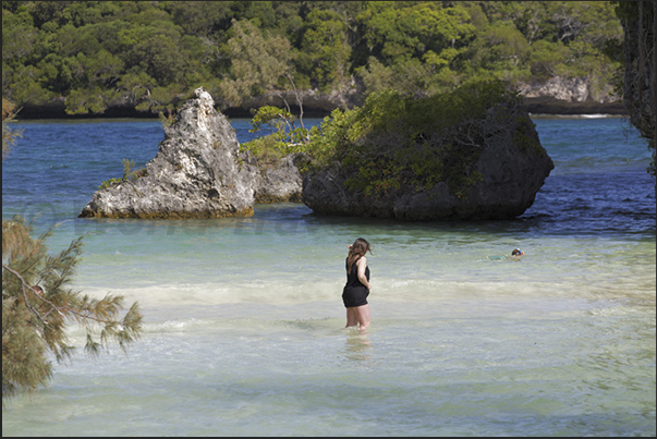 Kanuméra Bay (south-west coast), a strip of coral sand separates it from the large Kuto Bay