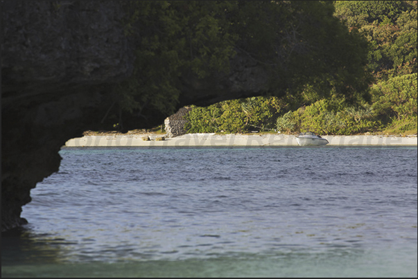 The beach of Kanuméra Bay