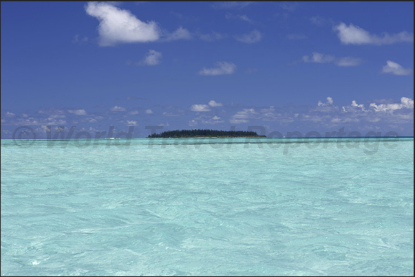 The lagoon south side. Sailing to the uninhabited island of Nokanhui