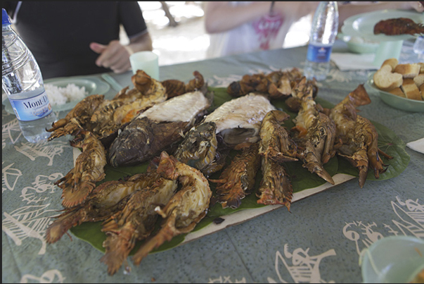 Lunch of grilled lobster cooked on the island of Nokanhui Lunch of grilled lobster cooked on the island of Nokanhui