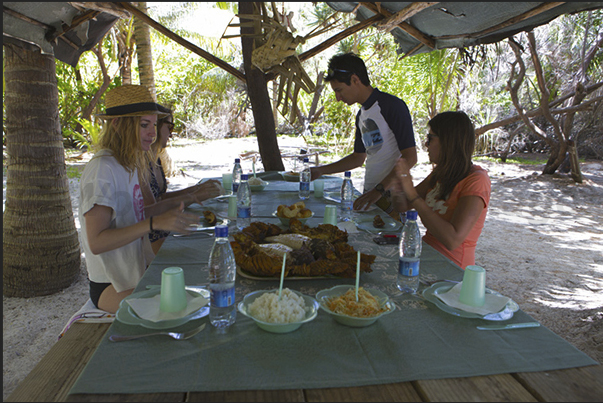 Stop for lunch on the uninhabited island of Nokanhui Stop for lunch on the uninhabited island of Nokanhui