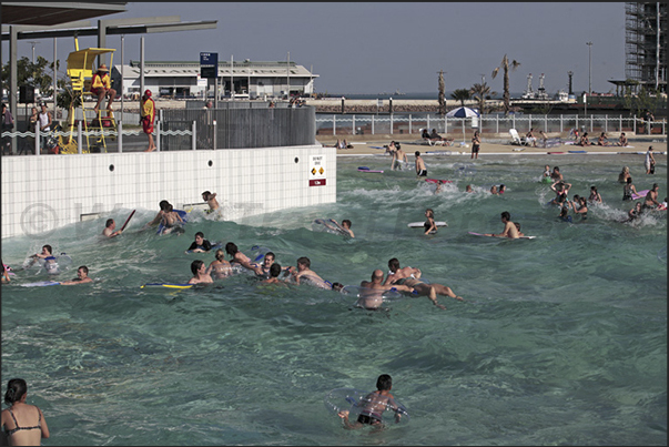 Due to the presence of jellyfish, sharks and crocodiles, bathing is possible only in areas protected separated from the sea 