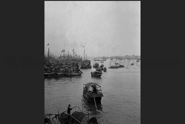 At the time there were no tourist agencies. The people communicated by telegraph and organize a journey was difficult At the time there were no tourist agencies. The people communicated by telegraph and organize a journey was difficult