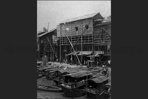 But Edmondo Bernacchi, was able to organize the journey of his dreams. Fishing boats in the port of Canton (Guangzhou) But Edmondo Bernacchi, was able to organize the journey of his dreams. Fishing boats in the port of Canton (Guangzhou)