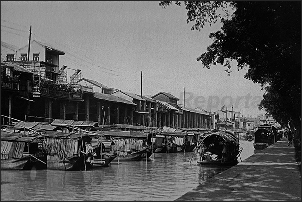 Canton (Guangzhou), Sampans (Traditional Chinese Boat), along the canal Canton (Guangzhou), Sampans (Traditional Chinese Boat), along the canal