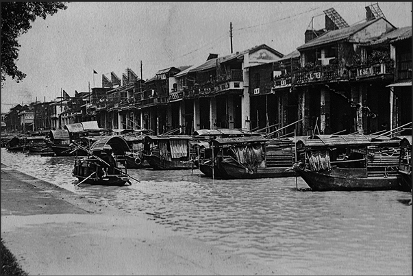 Canton (Guangzhou), Sampans (Traditional Chinese Boat), along the canal Canton (Guangzhou), Sampans (Traditional Chinese Boat), along the canal