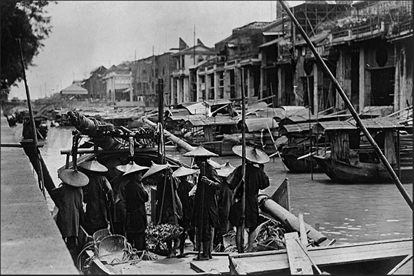 Canton (Guangzhou), Sampans (Traditional Chinese Boat), along the canal Canton (Guangzhou), Sampans (Traditional Chinese Boat), along the canal