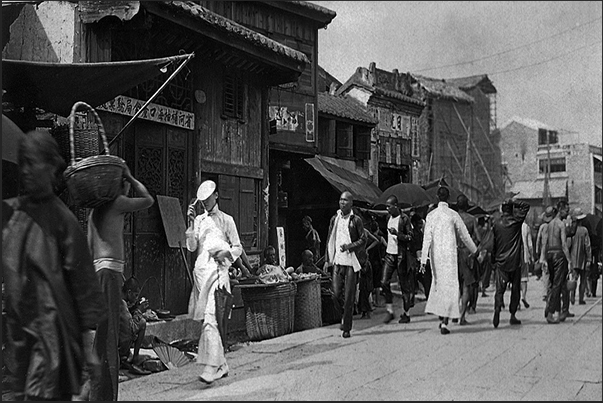 Canton Market. A wealthy Chinese, protects you from the sun with a little fan Canton Market. A wealthy Chinese, protects you from the sun with a little fan