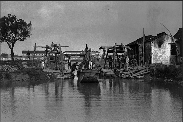 Passage of a lock to overcome an height difference of the canal