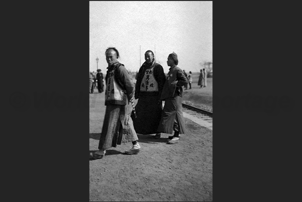 Some Chinese of the north to the station of Pukow. A small town on the railway line Canton - Beijing Some Chinese of the north to the station of Pukow. A small town on the railway line Canton - Beijing
