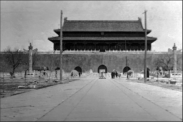 One of the entrances to the Forbidden Town on Tiananmen Square (Beijing) One of the entrances to the Forbidden Town on Tiananmen Square (Beijing)