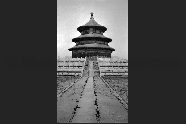 Temple of Heaven: an Imperial Sacrificial Altar in Beijing Temple of Heaven: an Imperial Sacrificial Altar in Beijing