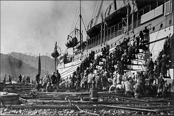 Supply of coal for the steam-ship in the port of Mugin Supply of coal for the steam-ship in the port of Mugin