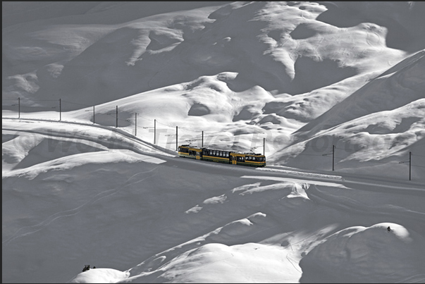 The train that connects Grindelwald station with Kleine Scheidegg station