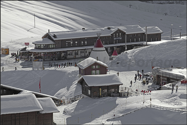 Kleine Scheidegg station (2061 m) Kleine Scheidegg station (2061 m)