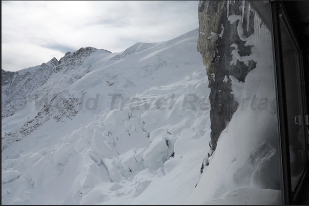 From the windows of the intermediate stations there is the view of the glacier (north face of Eiger) and the Grindelwald Valley