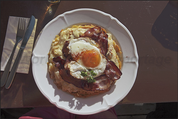 Stop for lunch to enjoy tipycal dishes such as various types of Rosti Stop for lunch to enjoy tipycal dishes such as various types of Rosti