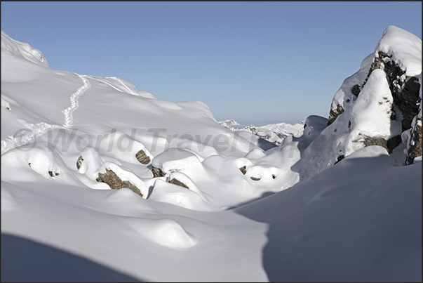 Off-piste along Mount Laubernhorn Off-piste along Mount Laubernhorn