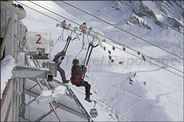 Mount Oberjoch. The thrilling ride hanging from the cable to reach the finish in Schreckfetd. A downhill at 80 km/h, 800 m long Mount Oberjoch. The thrilling ride hanging from the cable to reach the finish in Schreckfetd. A downhill at 80 km/h, 800 m long