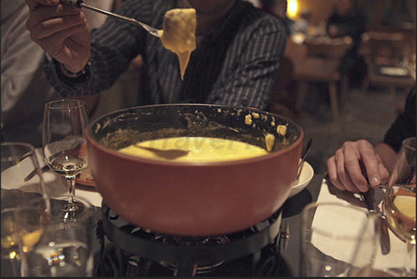 In the evenings, wine tastings and dishes in the hotels and restaurants in Grindelwald. In the photo, a tartiflettes cheese In the evenings, wine tastings and dishes in the hotels and restaurants in Grindelwald. In the photo, a tartiflettes cheese