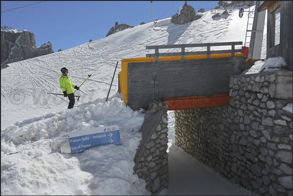 Connection to the ski slopes of Sella Pass