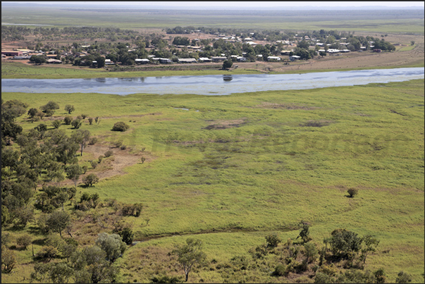 View of the marshland called, from the Aboriginal people, the Billabong and the town of Gumbalanya (Oenpelli) View of the marshland called, from the Aboriginal people, the Billabong and the town of Gumbalanya (Oenpelli)