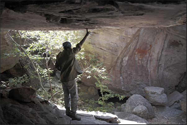 Gumbalanya (Oenpelli). Caves and rock paintings around Injalak Hill