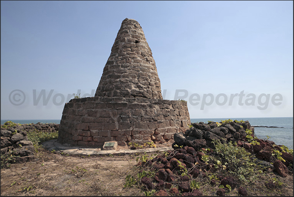 Garig Gunak Barlu NP. Detection point built by the British navy in 1848 for vessels bound for Victoria Settlement