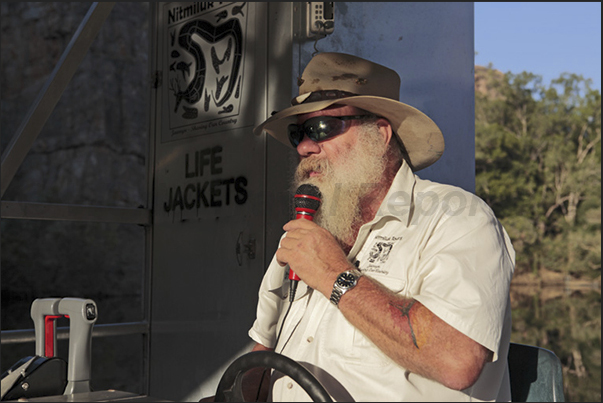 Katherine Gorge (Nitmiluk N.P.). The park guide during the river cruise Katherine Gorge (Nitmiluk N.P.). The park guide during the river cruise