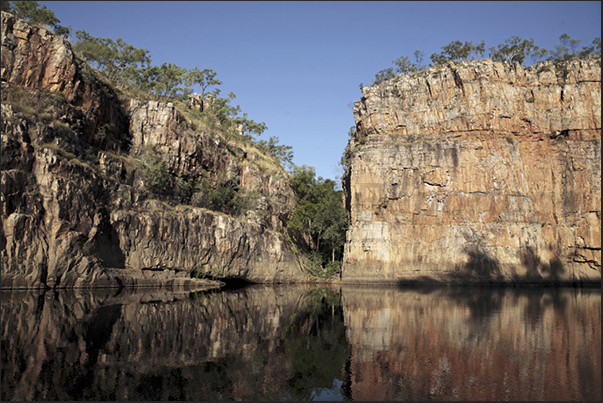 Katherine Gorge (Nitmiluk National Park). The rocky cliff along the river Katherine Gorge (Nitmiluk National Park). The rocky cliff along the river