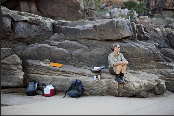 Katherine Gorge (Nitmiluk N. P.). A ranger wait the boat with the tourist