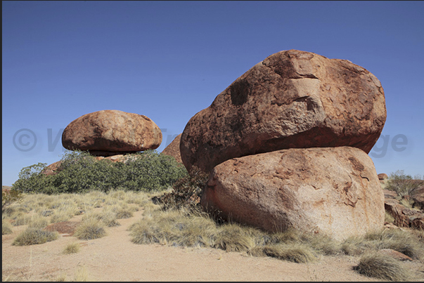Devil Marbles Conservation Reserve. A large area characterized by particular formations of spherical rocks Devil Marbles Conservation Reserve. A large area characterized by particular formations of spherical rocks