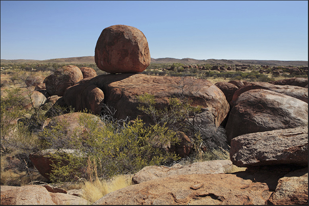 Devil Marbles Conservation Reserve. A large area characterized by particular formations of spherical rocks Devil Marbles Conservation Reserve. A large area characterized by particular formations of spherical rocks