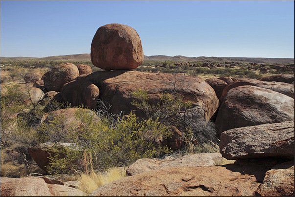 Devil Marbles Conservation Reserve. A large area characterized by particular formations of spherical rocks