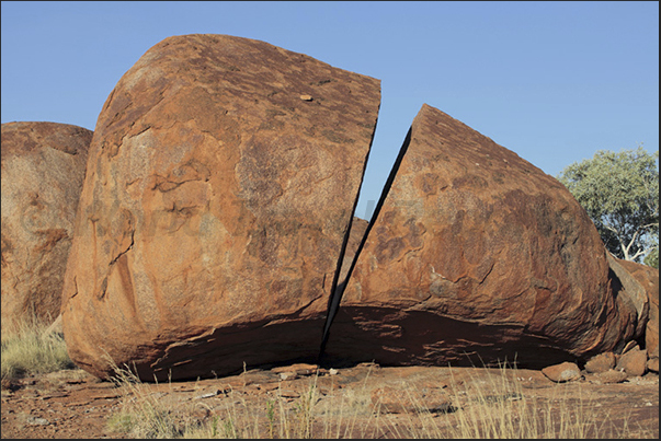 Devil Marbles Conservation Reserve. A rock split from the hot/cold that characterizes this area Devil Marbles Conservation Reserve. A rock split from the hot/cold that characterizes this area