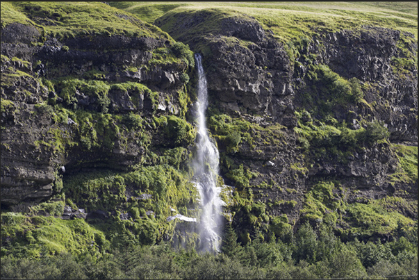 From the highlands, the falls generated by the melting of glaciers go down on the coast